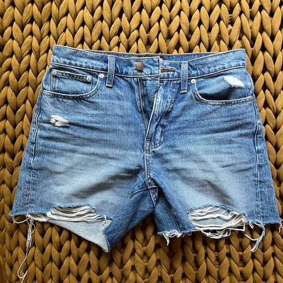 WORN ONCE! Madewell Relaxed Mid-Length Denim Shorts in Brockport Wash - Picture 4 of 5
